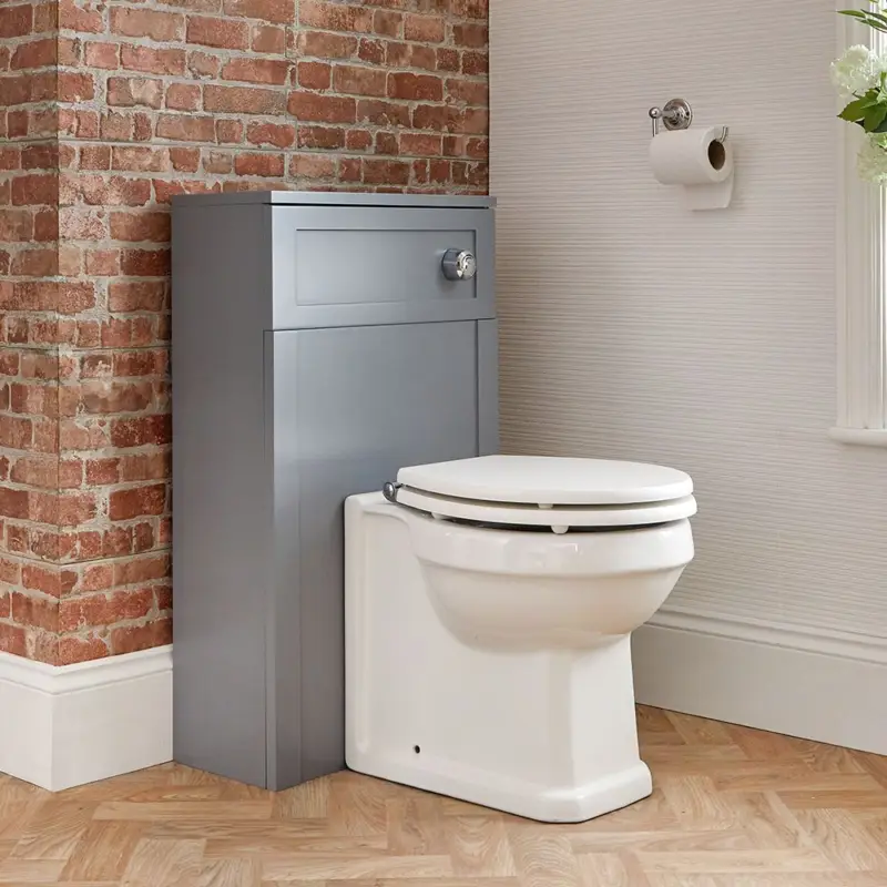 Nostalgie WC mit 500mm Spülkastenverkleidung Hellgrau, inkl. Spülkasten und Sitz - Warwick Angebot