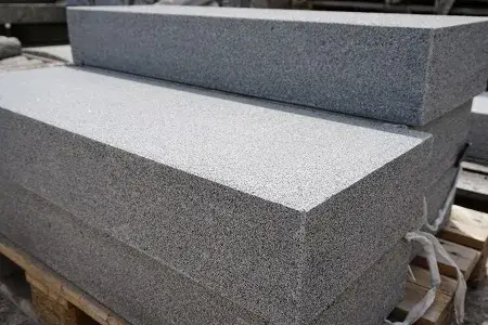 Saisonangebot Blockstufe Granit dunkelgrau