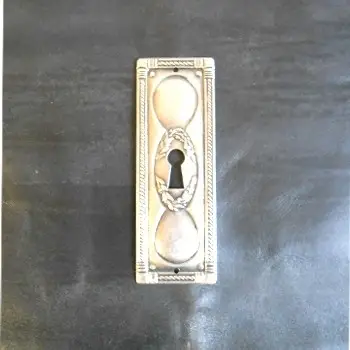 Abverkauf Jugendstil Möbelschild geprägt Messing MMA 32 x 96mm mit Schlüsselloch mittig Serie JU030